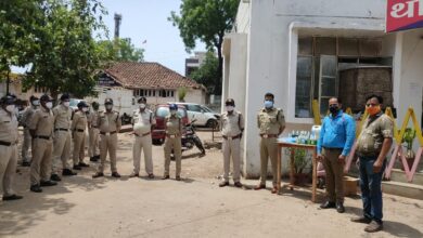 Photo of पुलिस विभाग को मास्क और सेनेटाइजर दिए