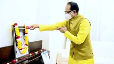 Photo of मुख्यमंत्री श्री चौहान ने डॉ. बिधान चंद्र राय के चित्र पर माल्यार्पण किया