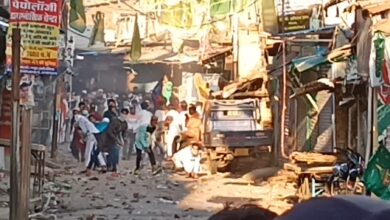 Photo of ईदमिलादुन्नबी पर उपद्रव के बाद पथराव, पुलिस पर फेंके जलते बम