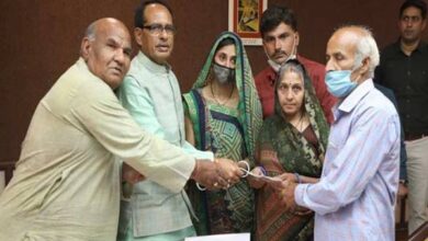 Photo of मुख्यमंत्री श्री चौहान ने शहीद के परिवार को एक करोड़ रुपये की सम्मान निधि प्रदान की