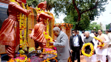 Photo of उप राष्ट्रपति श्री धनखड़ ने अमर शहीद शंकर शाह-रघुनाथ शाह की प्रतिमा पर पुष्पांजलि अर्पित की