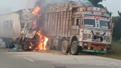 Photo of पंचर खड़े ट्रक में टकराया ट्रक, कंडक्टर जिंदा जलकर मौत