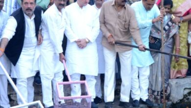 Photo of कांग्रेस विधायको, सांसद, महापौर, के आवाहन पर हनुमानताल की सफाई के लिए जुटे गणमान्य नागरिक