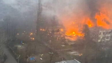 Photo of यूक्रेन की राजधानी कीव में एक हेलीकॉप्टर हादसे की खबर है। इस हादसे में यूक्रेन के गृहमंत्री समेत 16 लोगों की मौत की खबर है।