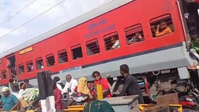 Photo of जबलपुर के खितौला रेलवे फाटक पर बड़ा ट्रेन हादसा टला… एक तरफ का फाटक खुलने पर ट्रेक पर आए लोग, तभी आ गयी सुपरफास्ट
