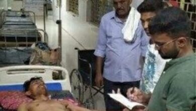 Photo of युवक को थाने में बेरहमी से पीटकर गांव के अस्पताल के पास फेंकने का आरोप… हालत गंभीर