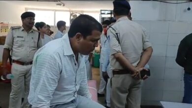 Photo of पटवारी ने निगल लिए रिश्वत के नोट, पेट से नोट निकलवाने पुलिस अस्पताल लेकर पहुंची