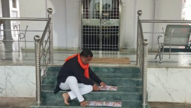 Photo of सनातन विरोधी बयान को लेकर जबलपुर के एक पार्षद ने स्टालिन के चित्रों को मंदिरों की सीढ़ी और भिखारी के पांव तले चिपकाया…अनूठा विरोध
