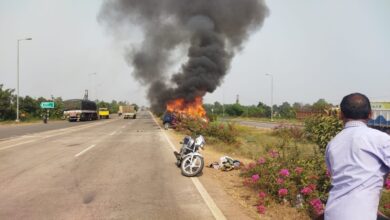 Photo of NH-30 में पलटने के बाद अचानक धू धू कर जली कार , सभी सुरक्षित