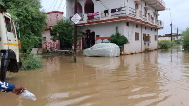 Photo of बारिश बन्द होने पर भी पॉश कॉलोनियां डूबी, पहुंची पार्षद