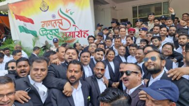 Photo of पुलिस कर्मियों से विवाद के चलते सैकड़ों अधिवक्ताओं ने किया एसपी ऑफिस का घेराव