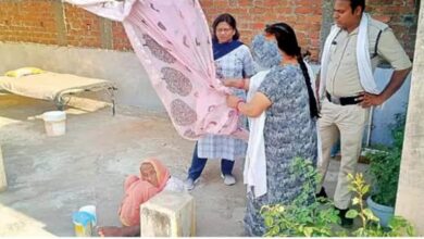 Photo of भरी गर्मी में छत पर पन्नी के नीचे माँ को रहने छोड़ा, यातना देख किसी ने लिखा कलेक्टर को गुमनाम पत्र, तुरंत हुई कारवाई