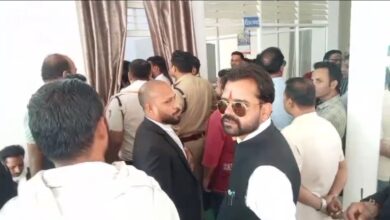 Photo of पुलिसकर्मियों पर एससी-एसटी एक्ट में मामला दर्ज..वकीलों से हुआ था विवाद