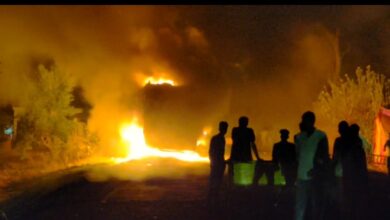 Photo of घर आई बहन की बारात, भाई को ट्रक ने रौंदा, ग्रामीणों ने लगाई आग