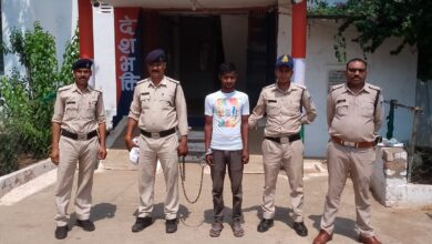 Photo of मासूम के दुष्कर्मी को कोर्ट में वकीलों ने जमकर पीटा, डीएनए से हुई थी पहचान