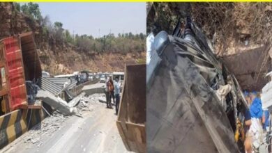 Photo of गंगा स्नान कर लौट रहे परिजनों के ऑटो पर पलटा भारी ट्रक, एक ही परिवार के 7 मृत, 3 गंभीर