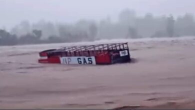Photo of जबलपुर : उफनाई नदी में बह गया गैस सिलेंडर से भरा ट्रक, चालक क्लीनर बचे