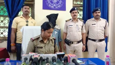 Photo of जीआरपी-आरपीएफ की सतर्कता से बच्चे को सिर्फ 1 घण्टे में अपहरणकर्ता से छुड़ाया