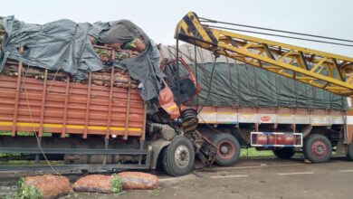 Photo of खड़े ट्रक में पीछे से भिड़ा ट्रक 4 घण्टे फंसे रहे मृतक और घायल