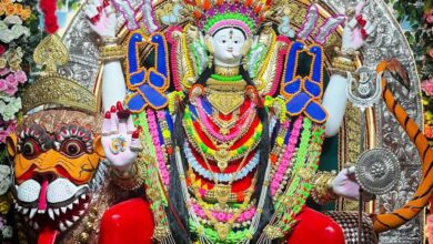 Photo of करोड़ों रुपए के हीरे जवाहरात एवं सोने चांदी से लदी रहती हैं बुंदेलखंडी परम्परा की दुर्गा प्रतिमाएं: जिनकी सुरक्षा के लिए तैनात रहते हैं गार्ड