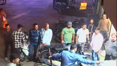 Photo of बेखौफ अपराधी, कपड़े के शोरूम में घुसे युवक पर बेसबॉल के डण्डे से हमला