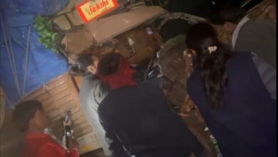 Photo of झूनापानी के मोड़ पर दो ट्रक भिड़े, आयशर चालक की स्टेयरिंग में फँसकर मौत