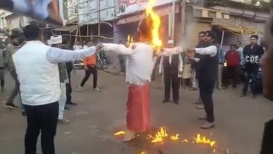 Photo of सीहोरा आंदोलन हुआ उग्र, टायर, पुतला जला कर किया प्रदर्शन