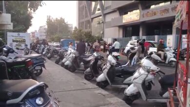 Photo of स्मार्ट सिटी का स्मार्ट कारनामा- बिना पार्किंग बनाये स्टेडियम दे दिया किराए पर..सड़क पर हो रही गाड़ियां पार्क,