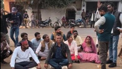 Photo of बुआ के घर से विवाहित युवती लापता, हिंदू संगठनों ने लगाया लव जिहाद का आरोप, थाने के सामने किया रोड जाम
