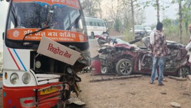 Photo of दमोह सड़क हादसे में नया मोड़: प्रेम प्रसंग में युवती को ले जा रहे थे युवक, बस से टक्कर में युवक सहित मां, मामा, की मौत, लड़की सुरक्षित