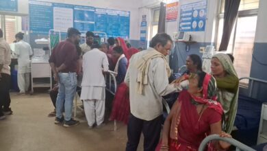 Photo of 40 मजदूरों से ठसाठस भरी पिकअप पलटी, ओवरटेक के दौरान हादसा, 23 घायल