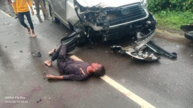 Photo of तेज रफ्तार बाइक कार से भिड़ी, एक युवक की मौत, दूसरा गंभीर घायल
